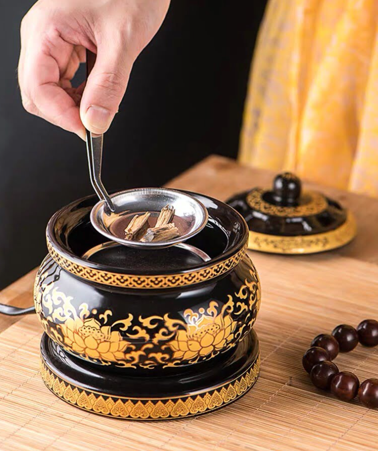Cách xông trầm miếng bằng lưới điện.png